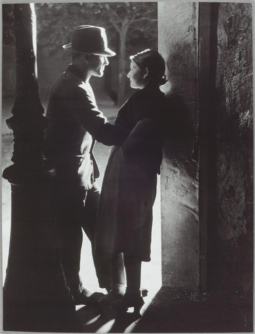 brassai_Couple_d_amoureux_sous_un_r_verb_re_1933