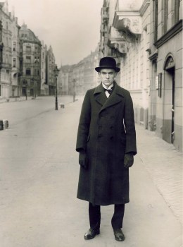 august-sander-man-on-street-portrait