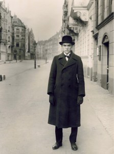 august-sander-man-on-street-portrait